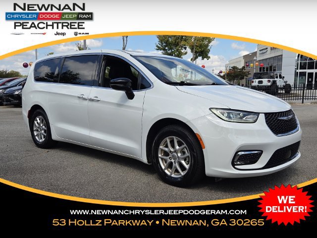 Used 2025 Chrysler Pacifica Select FWD image 1