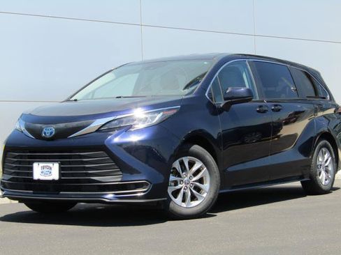 Used 2022 Toyota Sienna LE AWD/4WD image 35