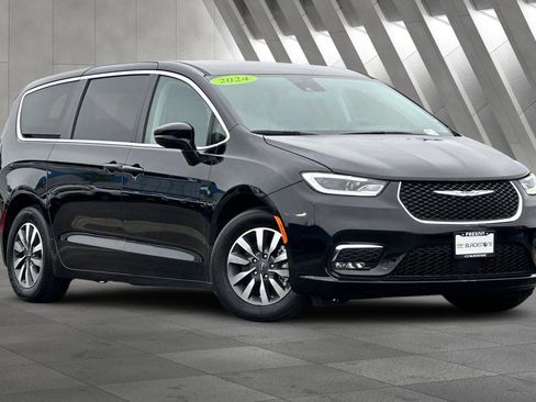 Used 2024 Chrysler Pacifica Select image 1