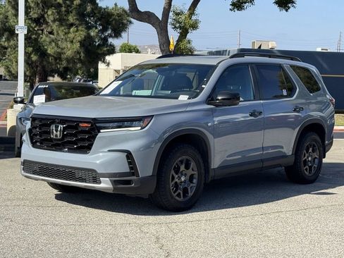 Used 2025 Honda Pilot TrailSport image 3