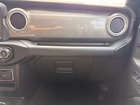 Used 2023 Jeep Gladiator Overland AWD/4WD image 19