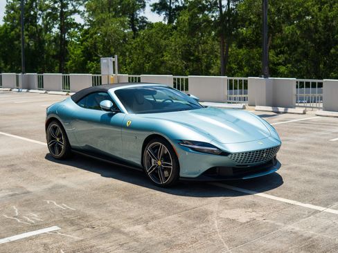 Used 2024 Ferrari Roma Spider RWD image 14
