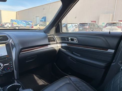 Used 2017 Ford Explorer Platinum image 16