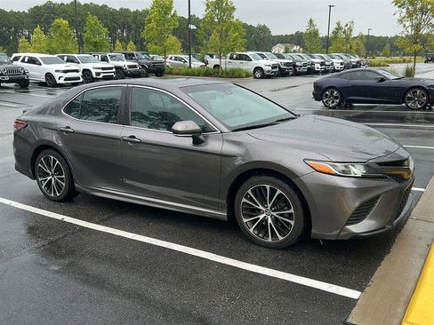 Used 2018 Toyota Camry SE w/ Moonroof Package FWD image 4
