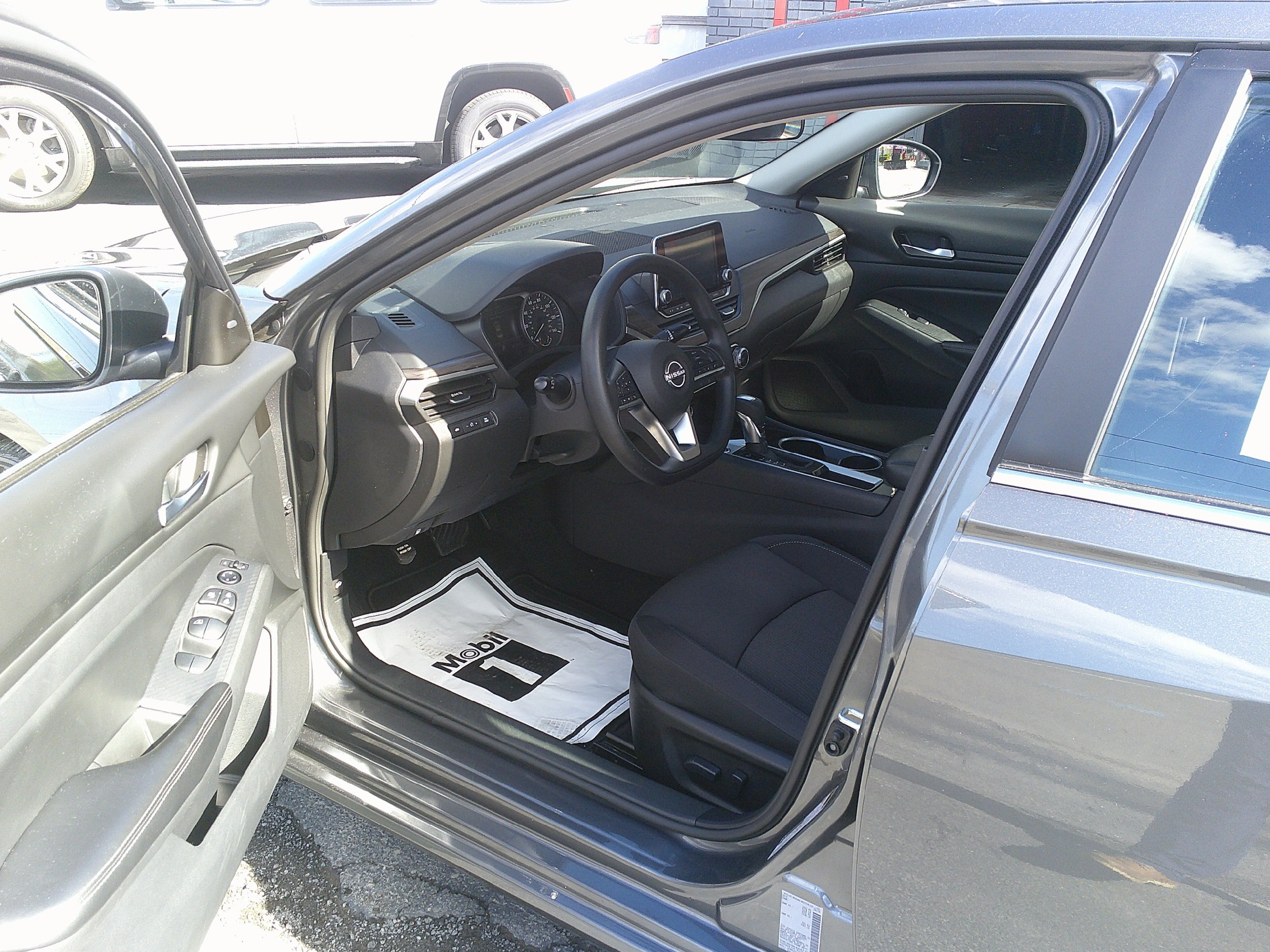 Used 2024 Nissan Altima 2.5 SV FWD image 17