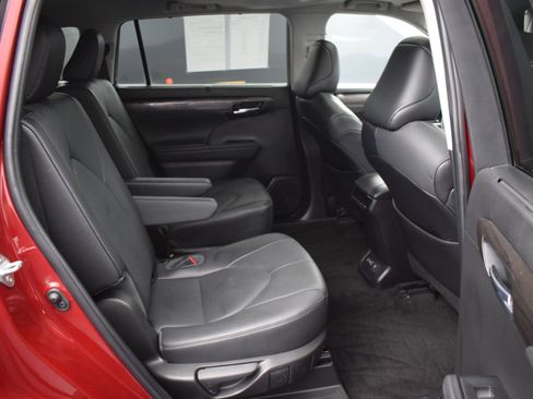 Used 2023 Toyota Highlander Limited AWD/4WD image 11