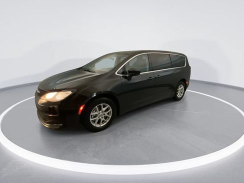 Used 2021 Chrysler Voyager LX w/ Cold Weather Group FWD image 8
