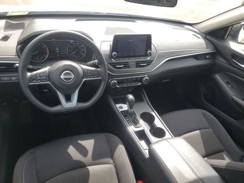Used 2025 Nissan Altima 2.5 SV FWD image 13