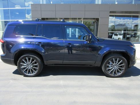 Used 2026 Lexus GX 550 w/ Cold Area Package AWD/4WD image 11