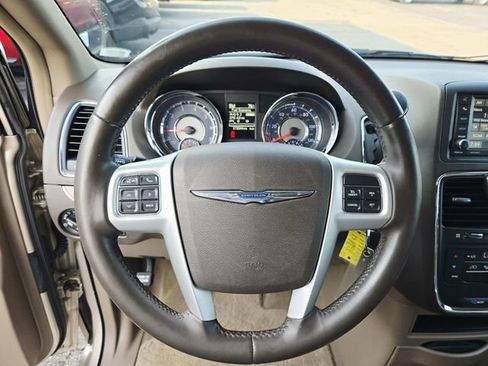 Used 2015 Chrysler Town & Country Touring FWD image 18