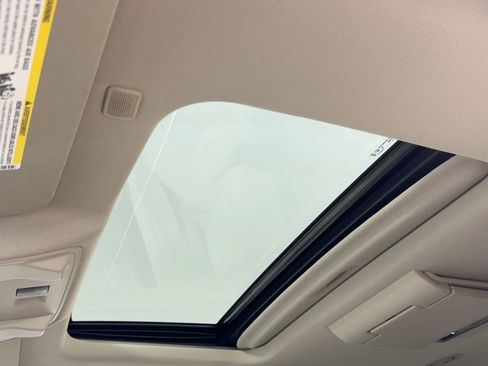 Used 2019 Cadillac Escalade ESV Premium Luxury image 15