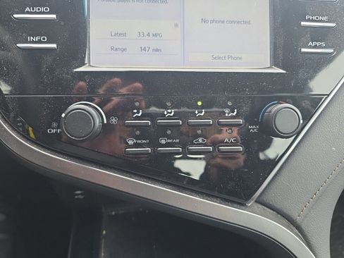 Used 2018 Toyota Camry LE image 23