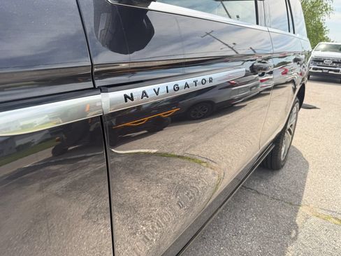 Used 2025 Lincoln Navigator Reserve AWD/4WD image 16