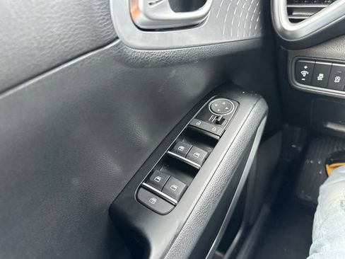 Certified 2025 Kia Soul LX w/ LX Technology Package FWD image 40