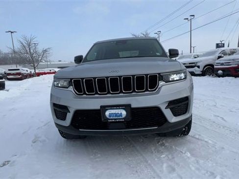 Used 2023 Jeep Grand Cherokee Laredo image 3