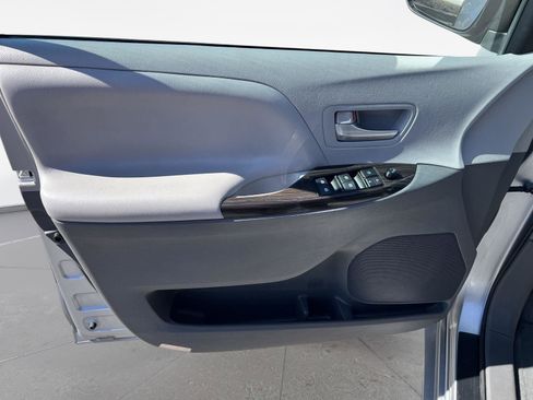 Used 2015 Toyota Sienna XLE image 13
