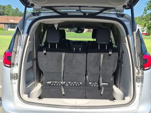 Used 2024 Chrysler Pacifica Touring-L FWD image 32