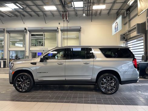 Used 2024 GMC Yukon XL Denali w/ Advanced Technology Package image 4