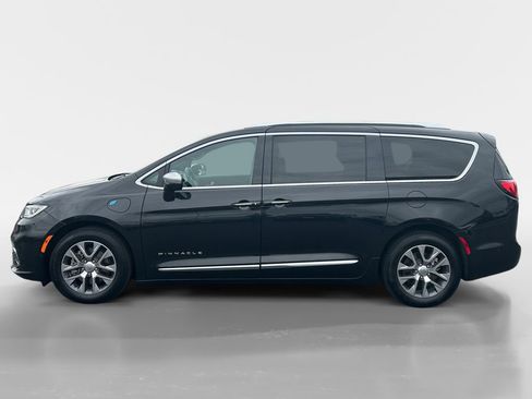 Used 2021 Chrysler Pacifica Pinnacle FWD image 2