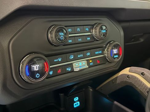 Used 2025 Ford Bronco Badlands image 35