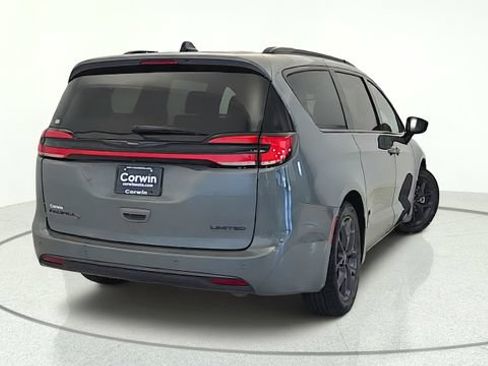 Used 2025 Chrysler Pacifica Limited FWD image 5