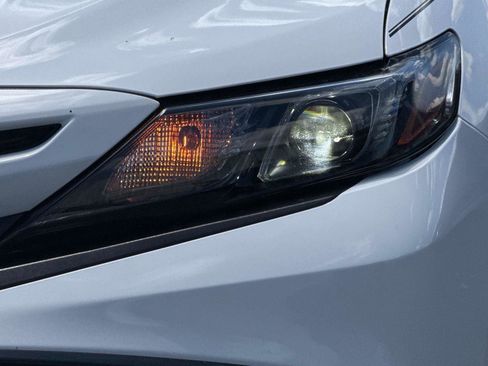 Used 2022 Toyota Camry SE FWD image 9