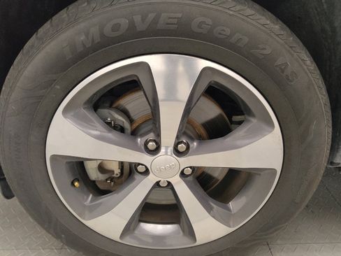 Used 2019 Jeep Cherokee Limited image 31