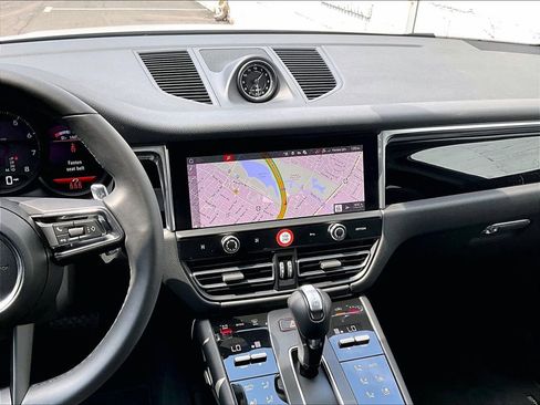 Used 2025 Porsche Macan image 10