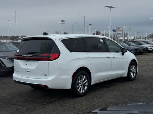 New 2026 Chrysler Pacifica Limited w/ Uconnect Theater Family Group image 5
