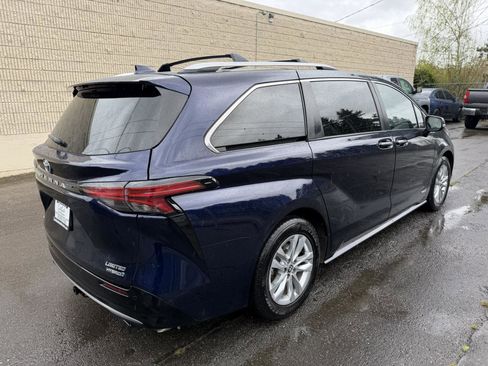 Used 2021 Toyota Sienna Limited image 5