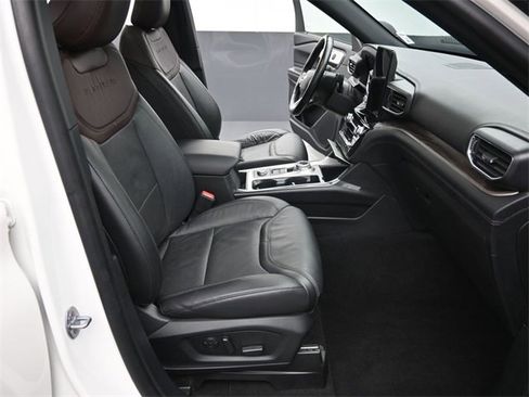Certified 2022 Ford Explorer Platinum w/ Equipment Group 601A image 30