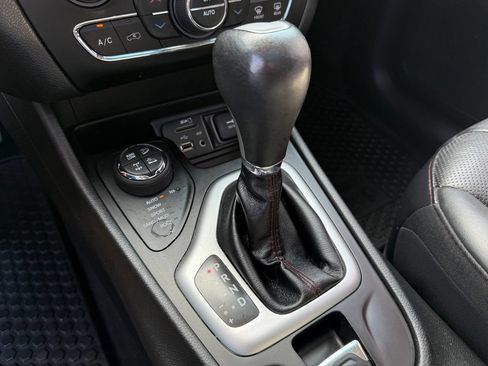 Used 2018 Jeep Cherokee Trailhawk w/ Quick Order Package 23L AWD/4WD image 39