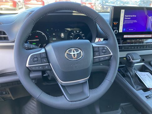 Certified 2025 Toyota Sienna XLE image 11