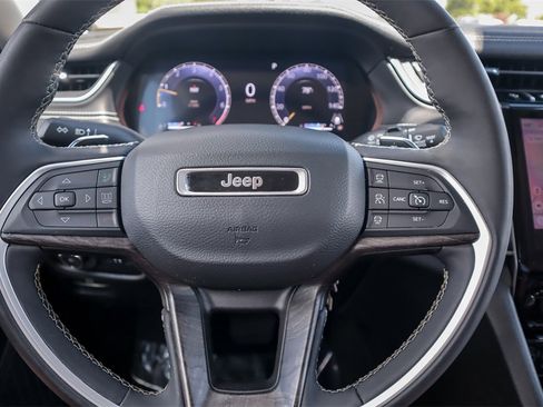 Used 2023 Jeep Grand Cherokee Limited image 11