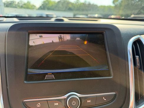 Used 2021 Chevrolet Equinox LS FWD image 18