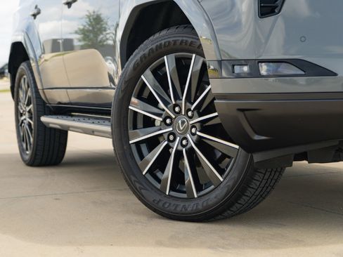 Used 2024 Lexus GX 550 w/ Accessory Package (Z1) AWD/4WD image 2