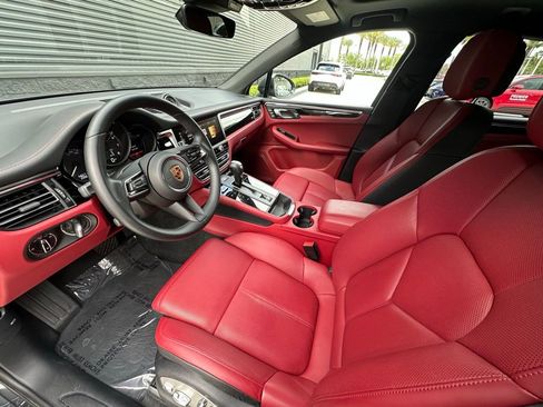 Certified 2024 Porsche Macan image 4