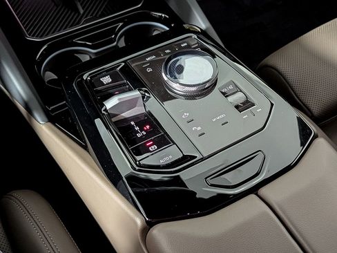 Used 2025 BMW 530i xDrive w/ Premium Package image 38