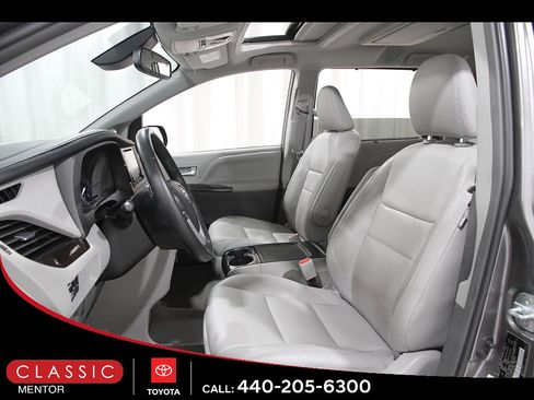 Used 2018 Toyota Sienna XLE Premium AWD/4WD image 5