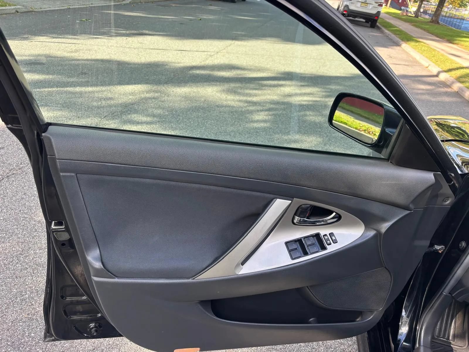 Used 2011 Toyota Camry SE w/ SE Extra-Value Pkg #1 FWD image 11
