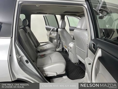 Used 2013 Toyota Highlander SE FWD image 15