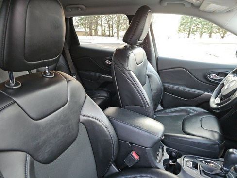 Used 2019 Jeep Cherokee Latitude Plus w/ Cold Weather Group image 12