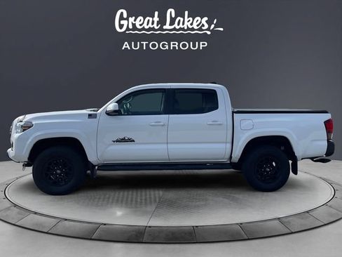 Used 2020 Toyota Tacoma SR5 AWD/4WD image 2
