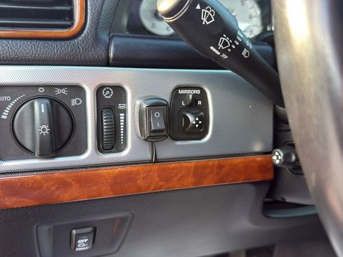 Used 2005 Ford Thunderbird image 17