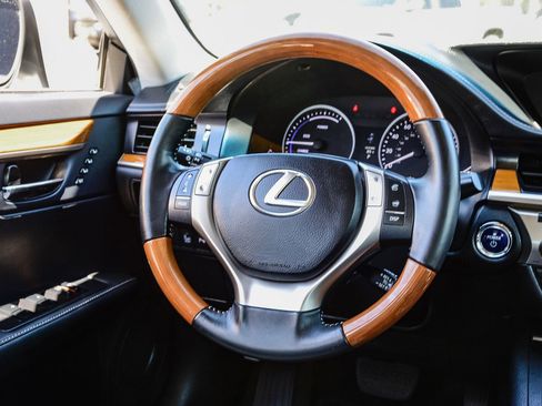 Used 2014 Lexus ES 300h w/ Luxury Package w/Bamboo Trim image 18