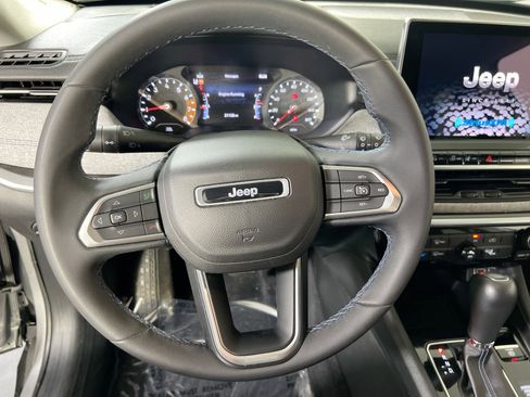 Used 2022 Jeep Compass Latitude AWD/4WD image 11