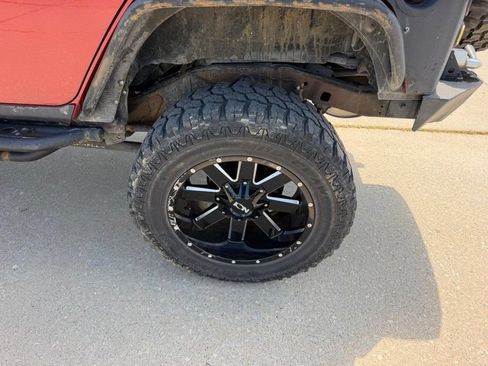 Used 2012 Jeep Wrangler Unlimited Rubicon w/ Connectivity Group AWD/4WD image 6