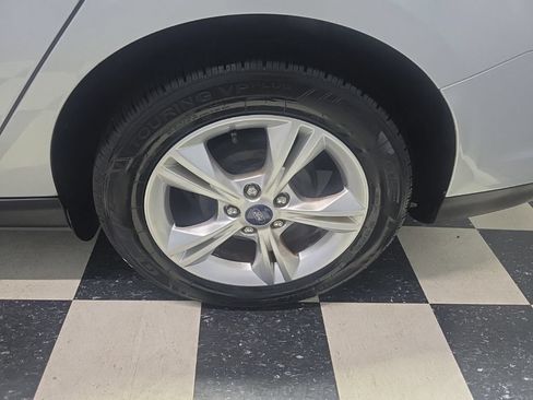 Used 2013 Ford Focus SE w/ SE Winter Pkg FWD image 8