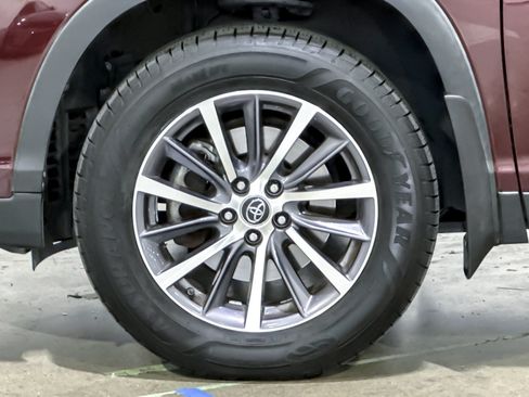 Used 2019 Toyota Highlander XLE w/ Carpet Mat Package (TMS) AWD/4WD image 13