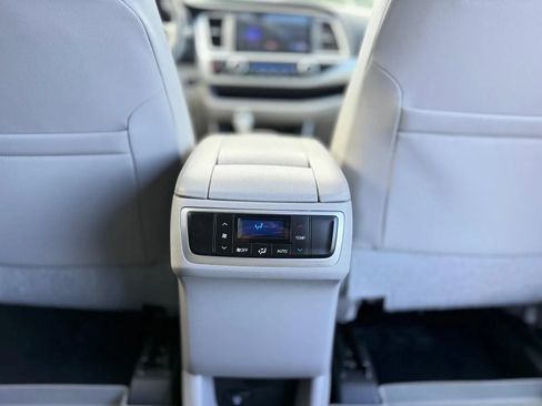 Used 2014 Toyota Highlander XLE AWD/4WD image 25